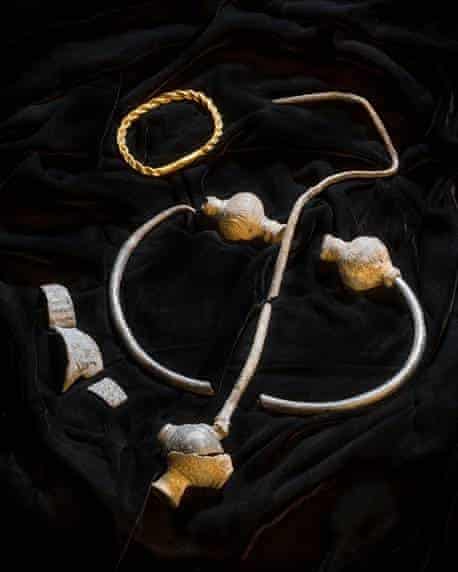 Důchodkyně našla detektorem kovů 1 000 let staré vikinské šperky